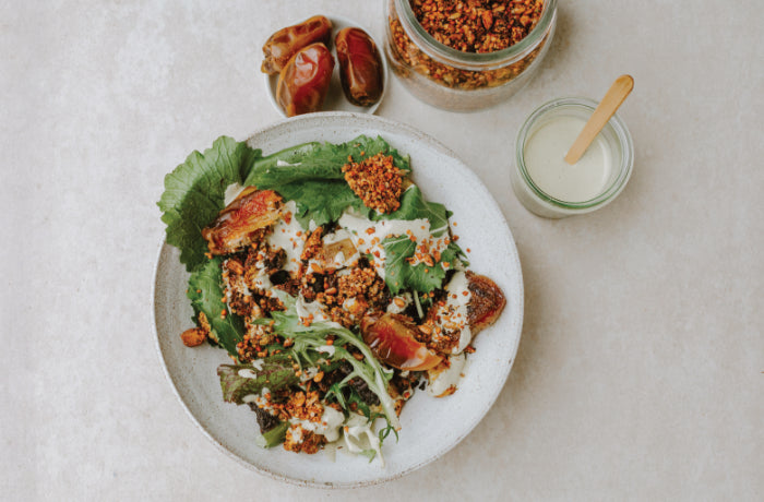 Gewürzblumenkohl mit Tahini-Kräuter-Sauce und Datteln