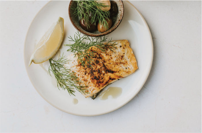 Gebratenes Fischfilet mit Datteln und Oliven