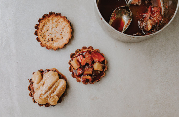 Tartelettes mit Rharbarber und Dattelkaramell