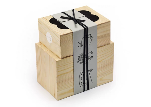 Gourd wine decanter in wooden box