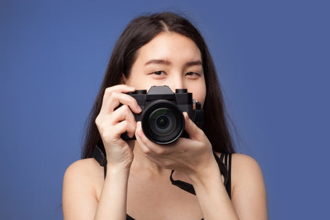 asian-girl-is-taking-pictures-mirrorless-camera