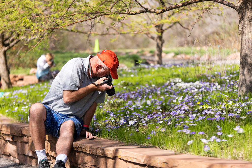 photographers attending the red butte garden macro event hosted by pictureline