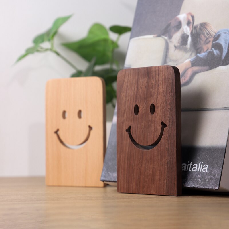 Serre-livre en bois représentant un sourire et un sapin