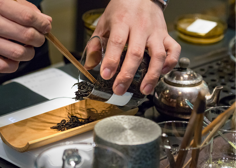 preparing black tea using dried black tea leaves