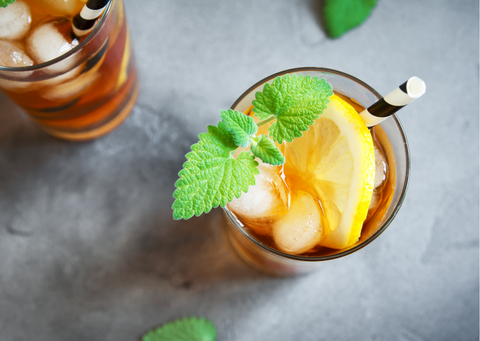 a glass of refreshing iced tea with lemon