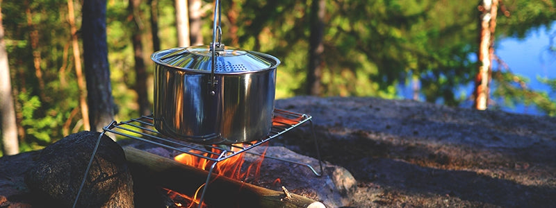 Guide pour débutants sur la cuisine de camp sur un feu de camp, une cuisinière ou un barbecue.
