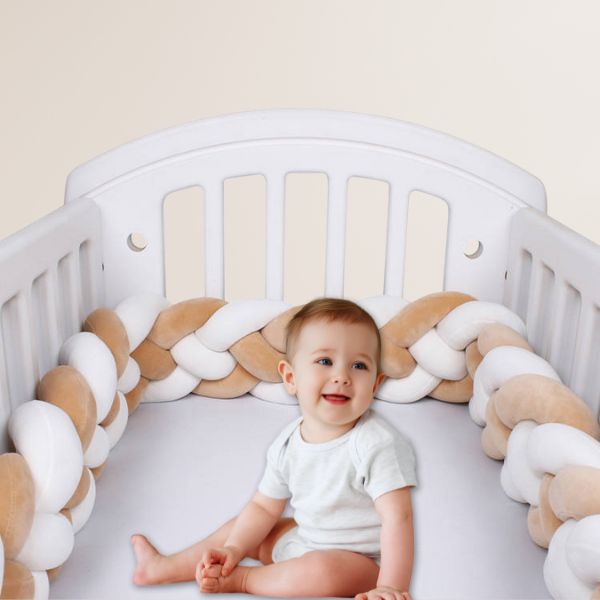tour-de-lit-tresse-beige-blanc-garcon-souriant