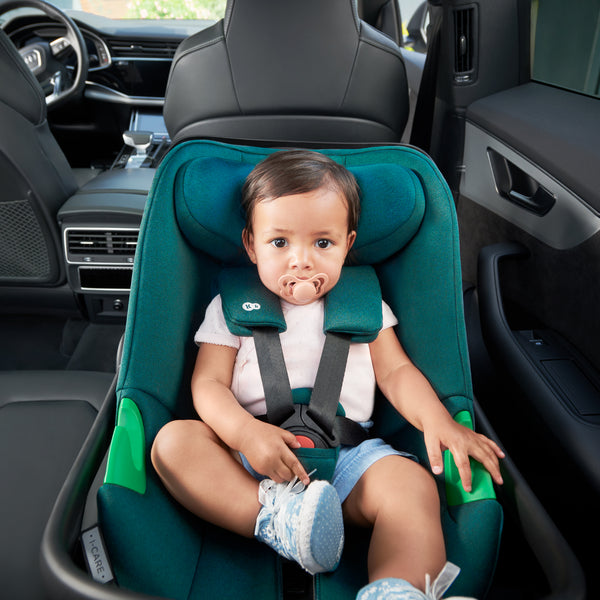 A todller sitting inside the Kinderkraft Car Seat I-CARE in Green