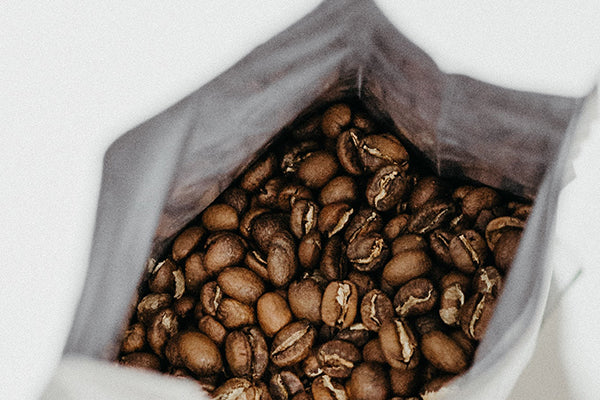 Filling DIY coffee capsules with freshly ground coffee