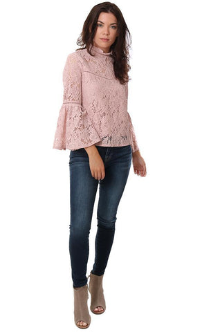 BB DAKOTA TOPS BLOUSE À MANCHES CLOCHES EN DENTELLE COL HAUT BOUTONNÉ BLOUSE ROSE