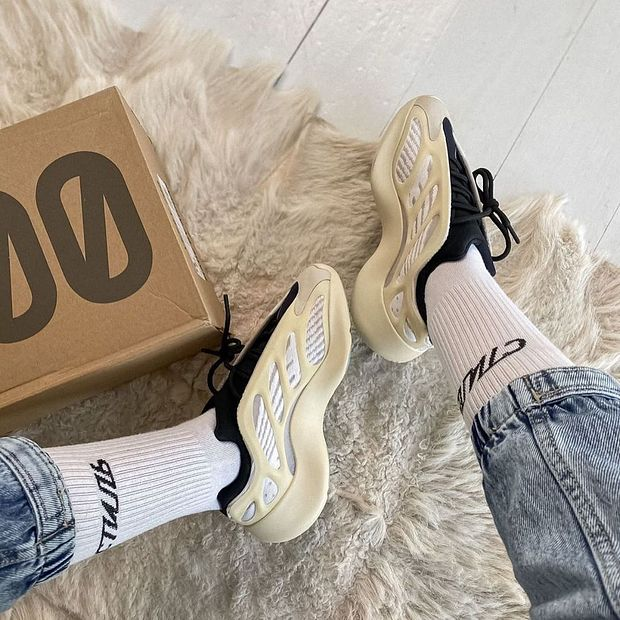 Adidas Yeezy 700 V3 Azareth Aurora Ice Blue Grey Special Shaped Luminous Casual Sports Shoes