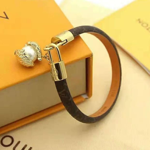 LV Louis Vuitton Newest Fashion Women Retro Pearl Leather Bracelet Hand Catenary Jewelry