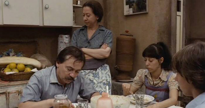 familia fazendo uma refeição à mesa em uma residencia humilde em cena do filme eles não usam black tie