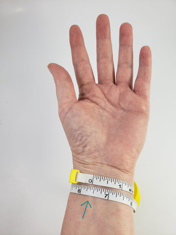 Measuring a wrist with a soft measuring tape