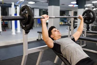 15 errores al levantar pesas que podrían arruinar tu entrenamiento
