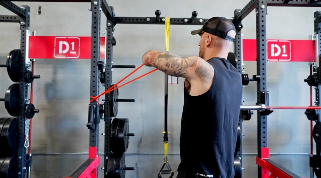 Benefits of using bands to warm up the shoulders