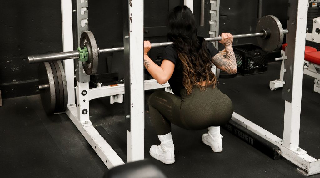 Who should not squat in knee sleeves?