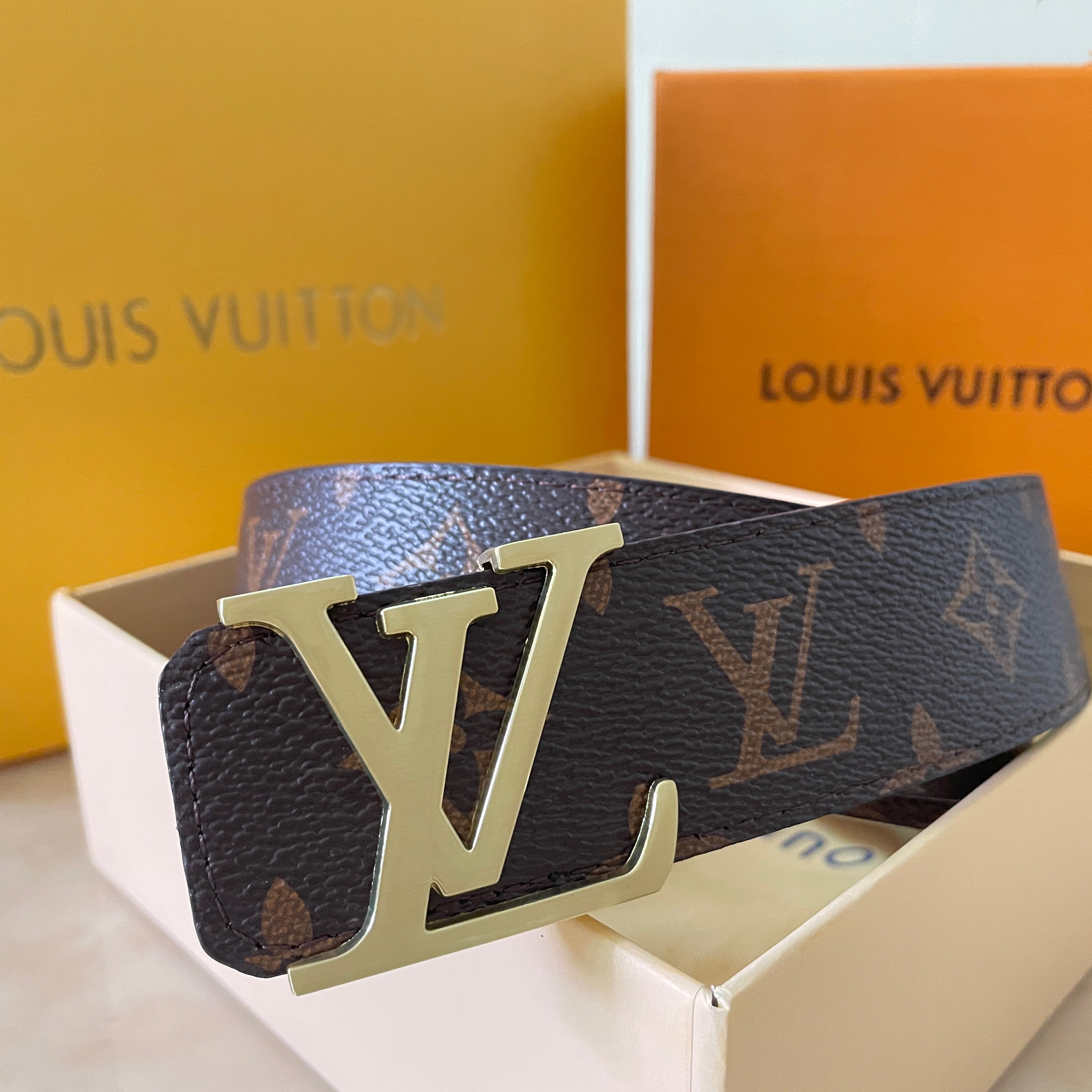 LV Louis Vuitton Men Woman Fashion Smooth Buckle Leather Belt