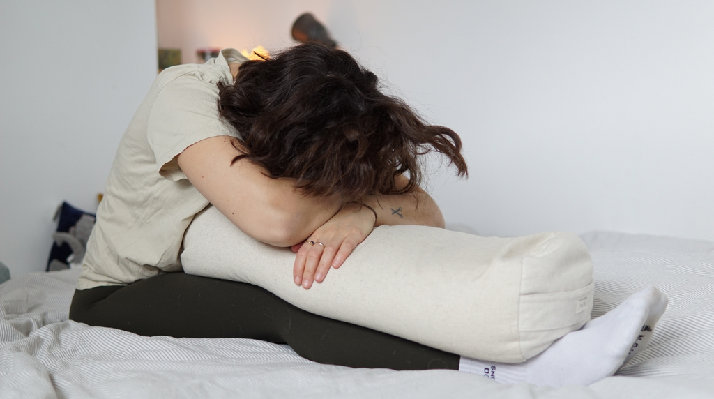 Entspannte Vorbeuge mit Yoga Bolster