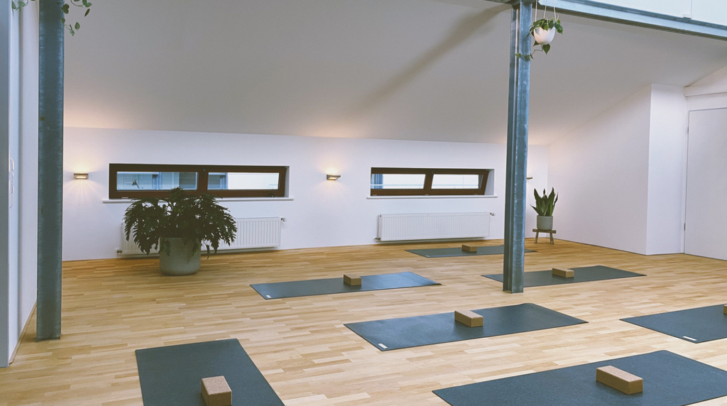 Die eher dunklen hejhej-mats liegen für deine Yoga Stunde im TRIBE in Hamburg bereit