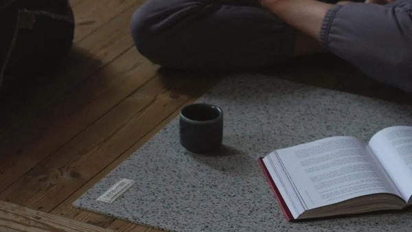 Gemütliches Setup auf der eher hellen hejhej-mat mit Teetasse und Buch