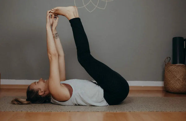 Yoga Übung auf der eher hellen hejhej-mat