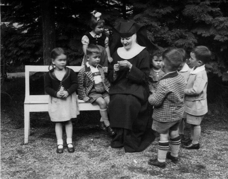 Maria Innocentia Hummel mit Kindern