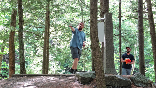 andrew streeter giving a lesson at sabattus disc golf