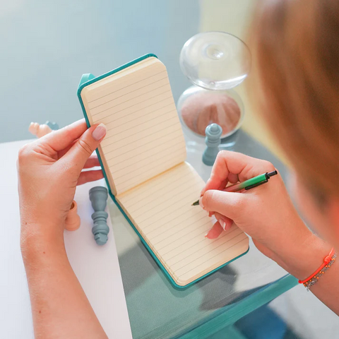 Un carnet vertical et son stylo