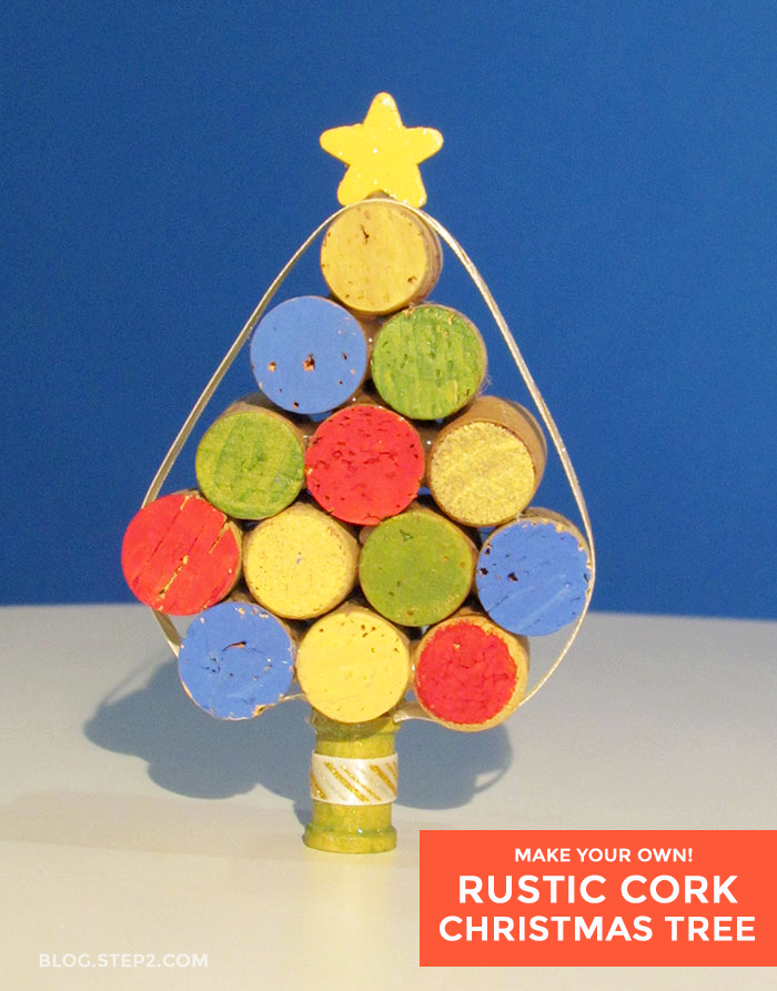 Make a Christmas tree out of corks for a fun Christmas DIY. Great for holiday decor. Crafts and more for FriDIY on the Step2 Blog.