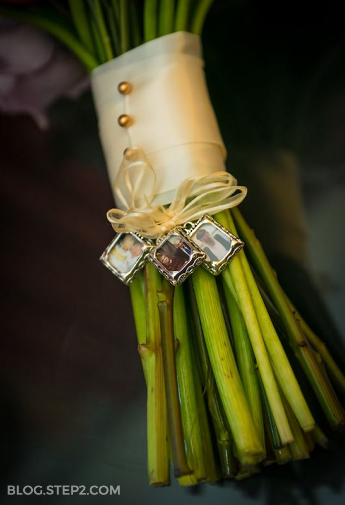 charms-on-wedding-bouquet