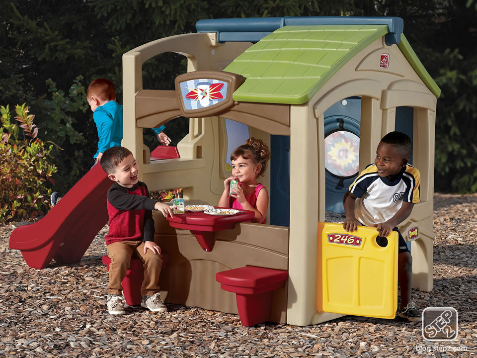 kids-plastic-playhouse