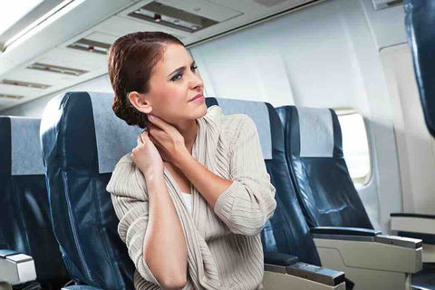 Femme qui a mal au cou dans un avion
