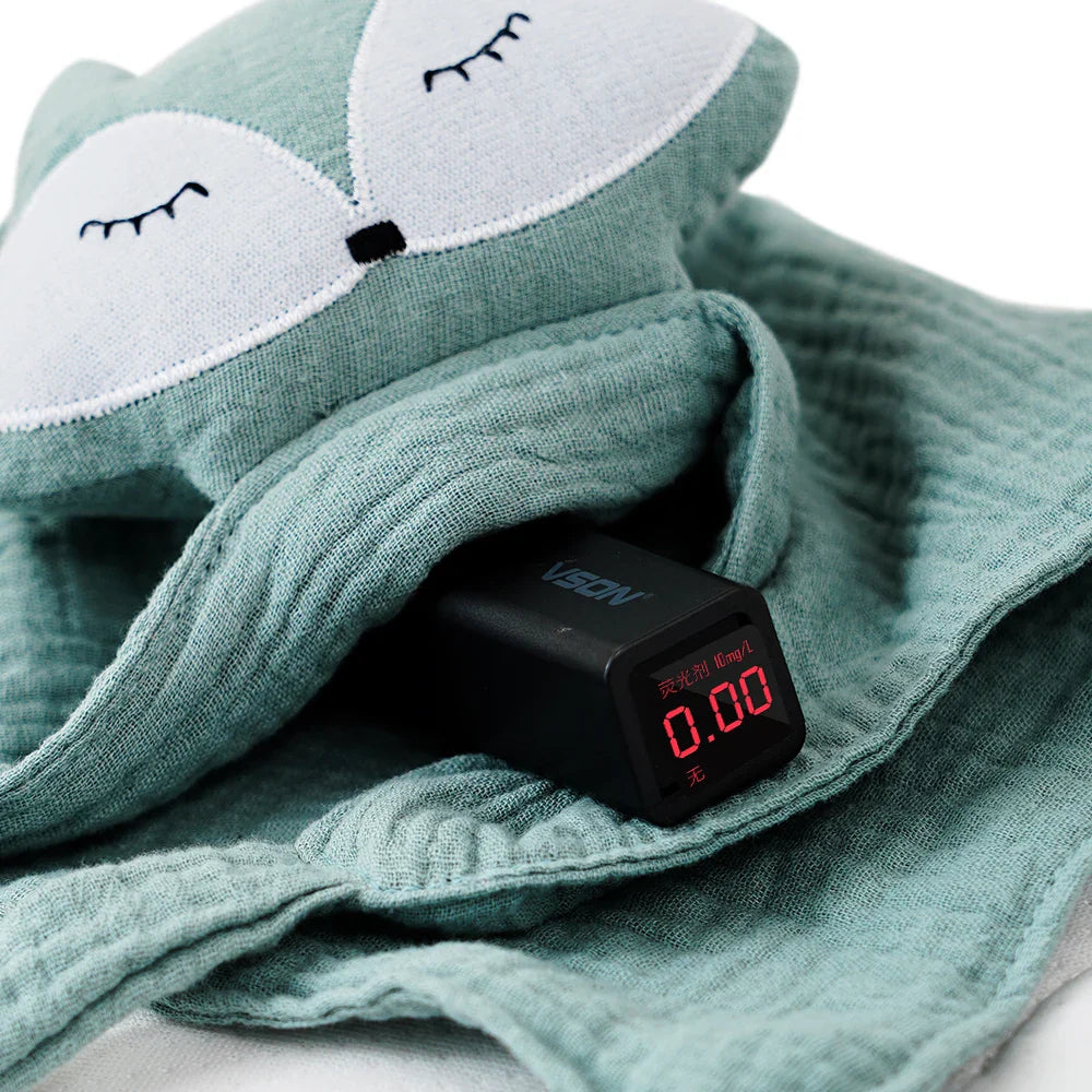 Gros plan sur un Doudou Renard bleu clair avec un appareil de mesure électronique