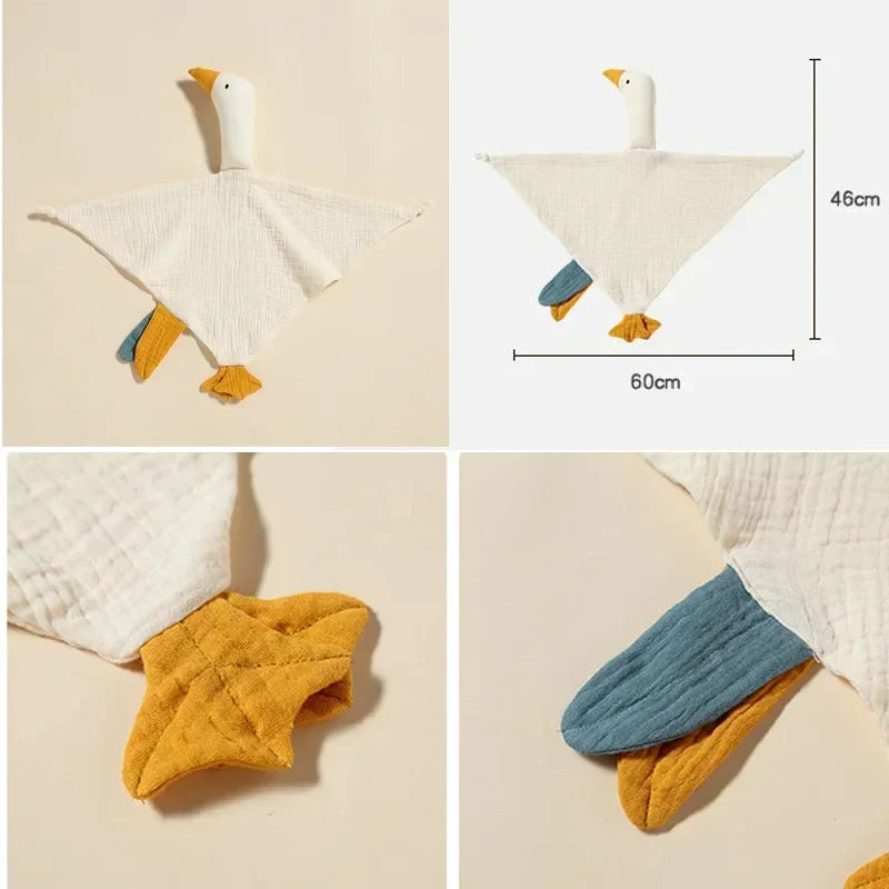 Doudou Bebe oie blanche avec détails en couleur, vue rapprochée des pattes et mesures (46 cm x 60 cm)