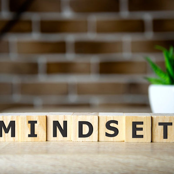 le mot "mindset" est ecrit avec les lettres d'un scrabble sur une table