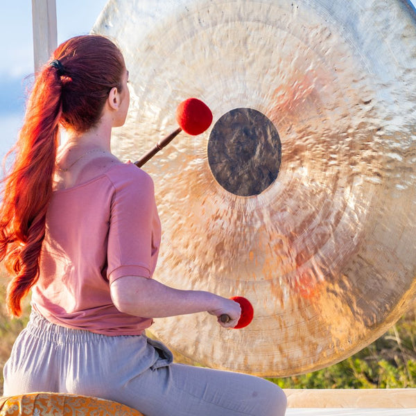 femme jouant du gong