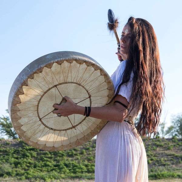 femme jouant du tambour