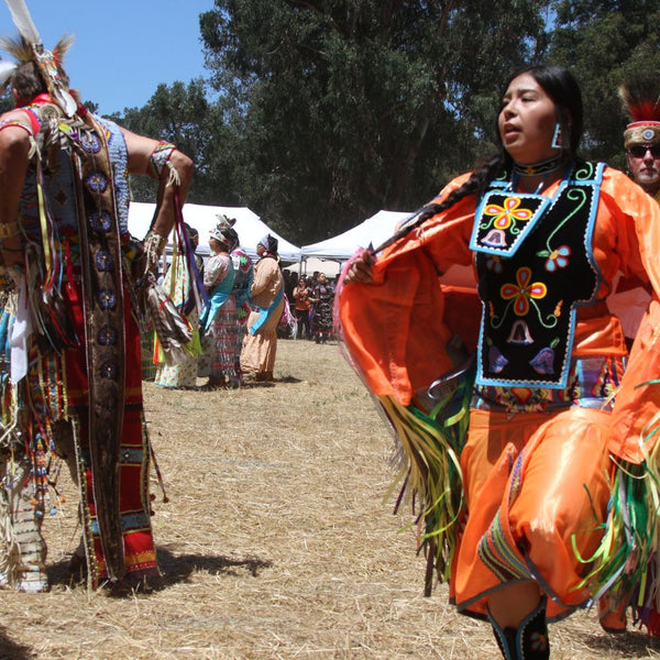 tribu amerindienne jouant de la musique