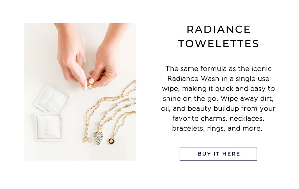 The same formula as the iconic Radiance Wash in a single use wipe, making it quick and easy to shine on the go. Wipe away dirt, oil, and beauty buildup from your favorite charms, necklaces, bracelets, rings, and more. 