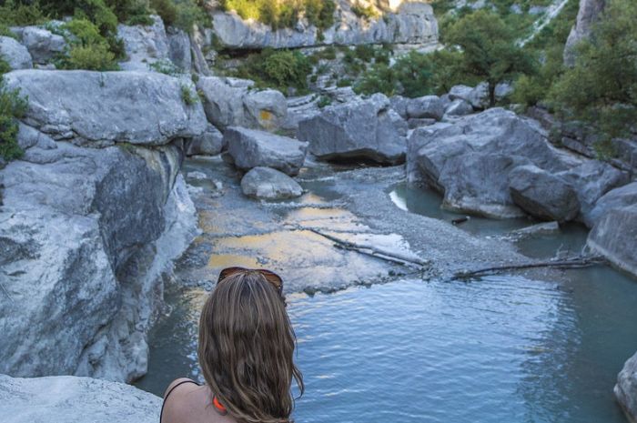 femme road trip au bord de l'eau