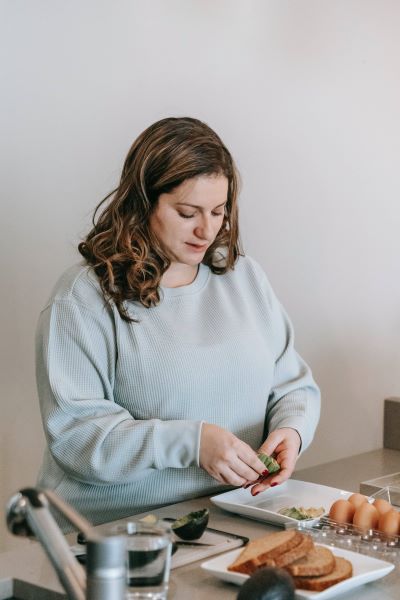 Maman qui prépare un repas - Mon Doux Cocon