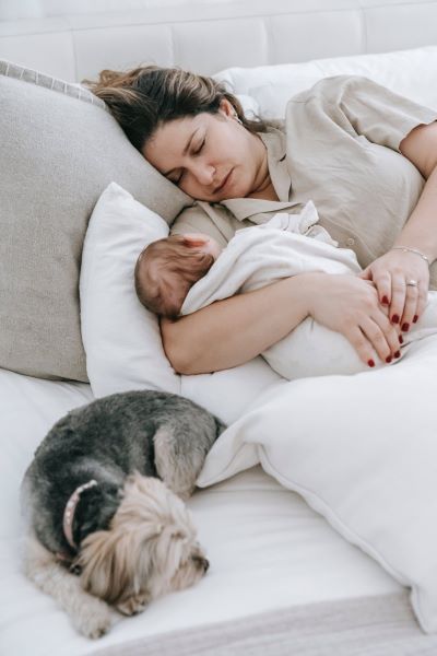 Maman qui s'endort d'épuisement - Mon Doux Cocon