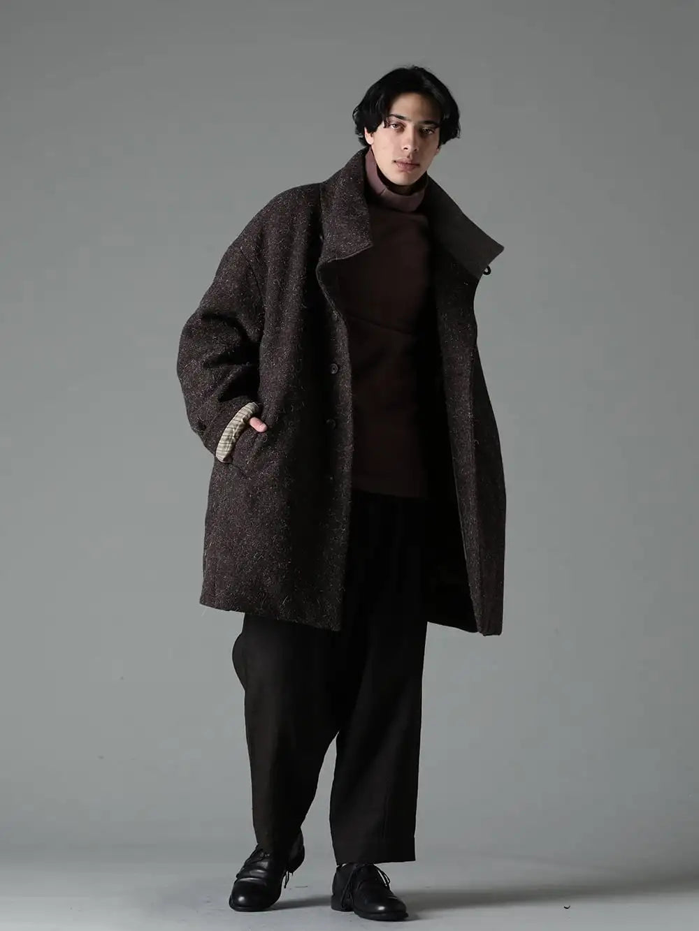 ZIGGY CHEN 23-24AW スタイリング - 秋冬に使える鉄板コーディネート 秋冬の暖かさとスタイルを兼ね備えた、独創的なダウンコーディネート - 0M2331202 エロンゲイテッドハイネックデュべジャケット - TTW-wpv-Ch/Brown Pile Bottle Neck L/S Ch/Brown - 0M2330504 フロントプリーツハーフドローストリングトラウザーズ - 992x-black-guidi クラシック ダービーシューズ レースアップ シングルソール - ホース フルグレイン - 992X ブラック 1-001