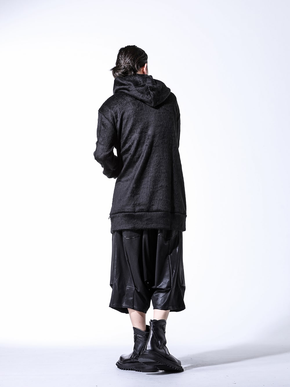 kiryuyrik / JULIUS 2023-24AW STYLING - Adding a Sense of Ease with Shorts to a Voluminous Upper Body - KQ-HT27-058(Beaver Jersey Hoodie) BHCC-HP34-007(Black Honey Chili Cookie × kiryuyrik Sarouel Bondage Short Pants) 847FWM1(Cow Leather Side Zip Boots) - 1-005