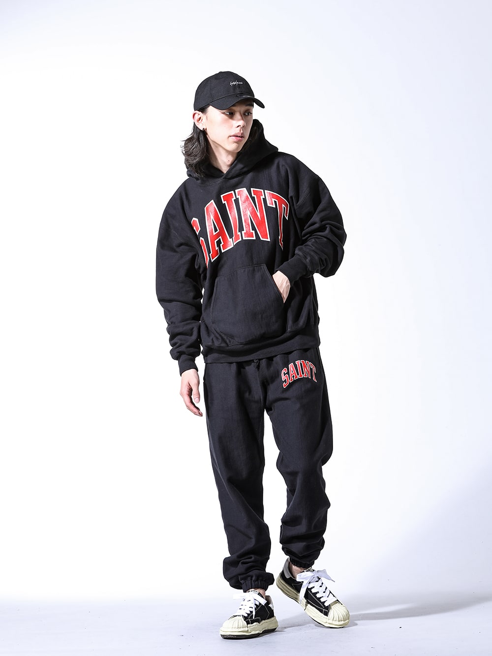 SAINT MICHAEL / Yohji Yamamoto / Maison MIHARAYASUHIRO 2023-24AW Styling -  Complete the royal street style with the sweat set from SAINT MICHAEL. - The quintessential street style with a sweat hoodie and sweatpants from SAINT MICHAEL.  - ARCH SAINT Hoodie Black) HJ-H94-971(New Era × Yohji Yamamoto 930CS YY Logo Cap) SM-A23-0000-036(ARCH SAINT Sweat Pants Black) A09FW732-Black(BLAKEY Canvas Low Top sneakers Vintage Like Sole Black) - 1-001