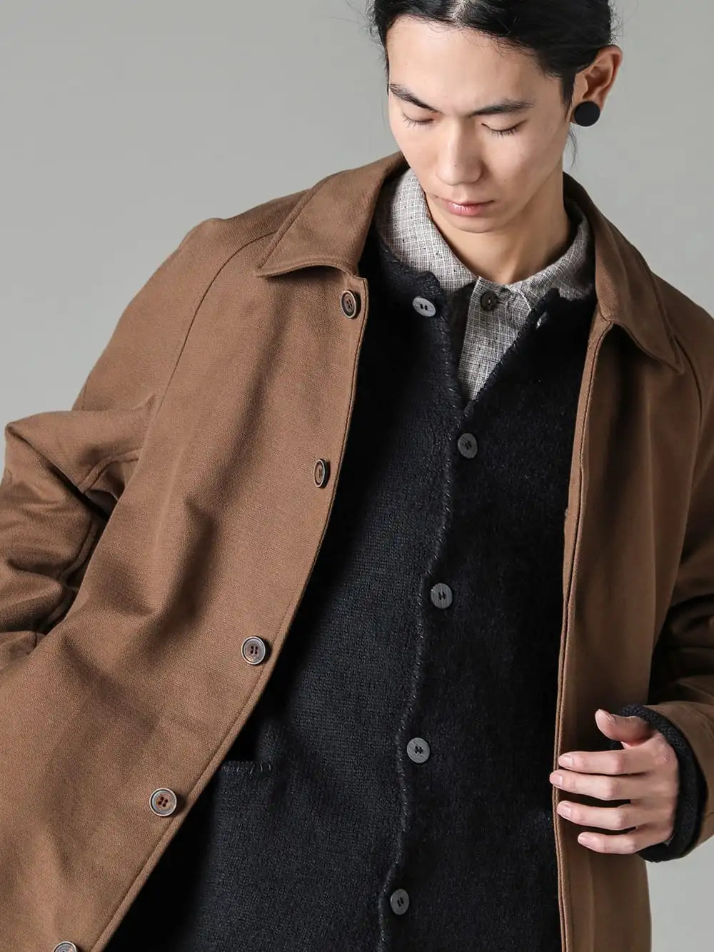 NOUSAN 23-24AW  - クラシックなデザインと手仕事の温もり - fred-c-Light-Brown-ラグラン スリーブ コート - plain-shirt-プレイン シャツ ライト カラー チェック - A - hand-stitched-crew-neck-cardigan-ハンド スティッチト クルー ネック カーディガン ブラック 2-005