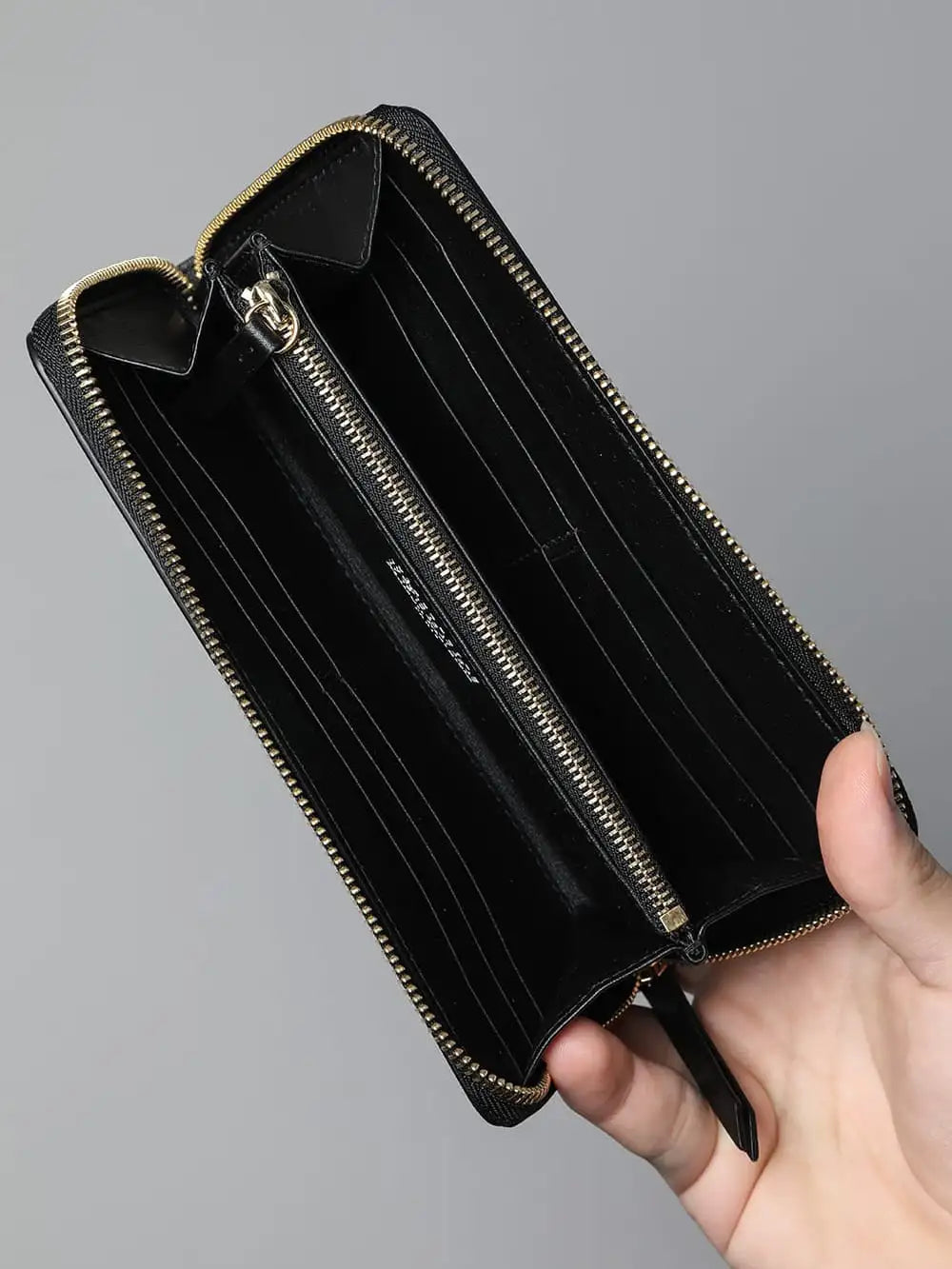 Maison Margiela - Classic 'Wallet Zip Around Continental' made with fine calf leather - S56UI0110 8-002