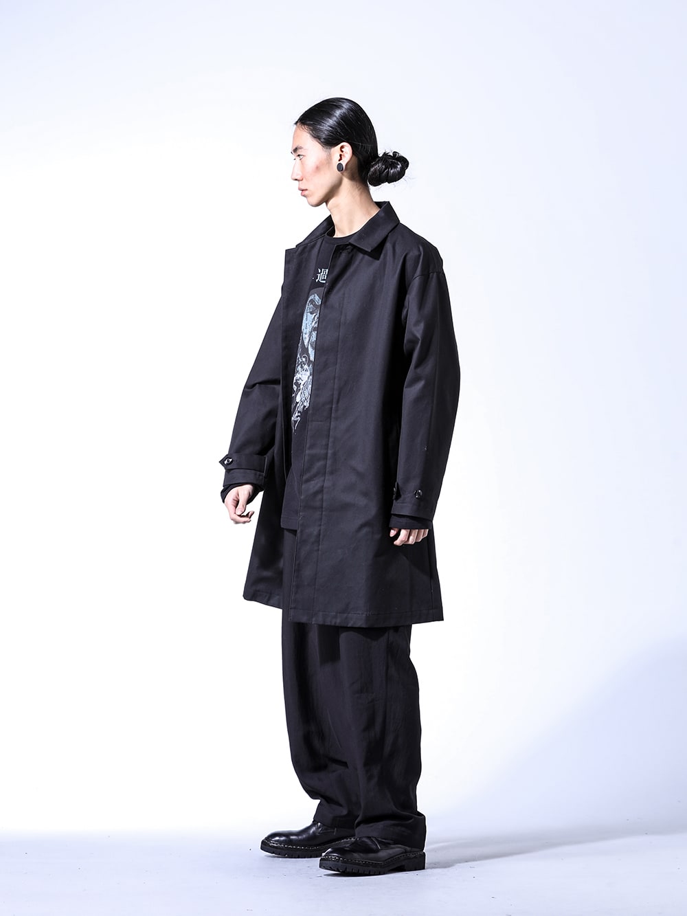 Yohji Yamamoto / GUIDI 2024SS STYLING - Eye-Catching Black Style with Iconic Design - HS-C90-047(NEIGHBORHOOD × Yohji Yamamoto Coat) HS-T69-995(Print Long Sleeve T-Shirt) HS-P35-102(Side Tuck Pants) 795BZV_N(Norwegian welted Vibram-sole Back Zip Race Up Boots Horse Full Grain) - 1-002