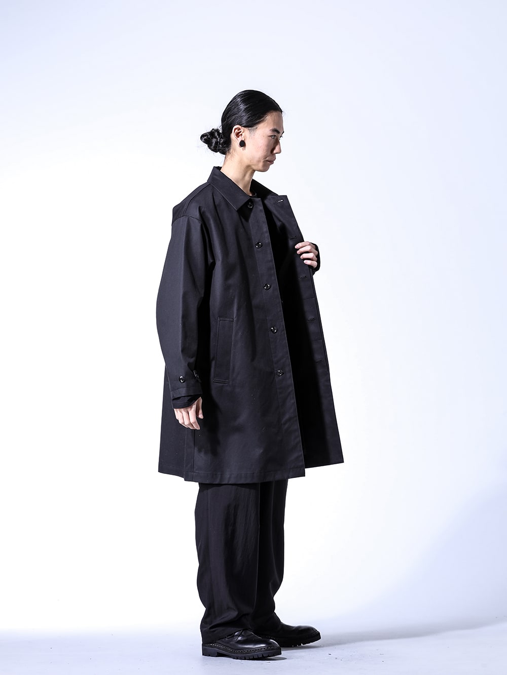 Yohji Yamamoto / GUIDI 2024SS STYLING - Eye-Catching Black Style with Iconic Design - HS-C90-047(NEIGHBORHOOD × Yohji Yamamoto Coat) HS-T69-995(Print Long Sleeve T-Shirt) HS-P35-102(Side Tuck Pants) 795BZV_N(Norwegian welted Vibram-sole Back Zip Race Up Boots Horse Full Grain) - 1-003